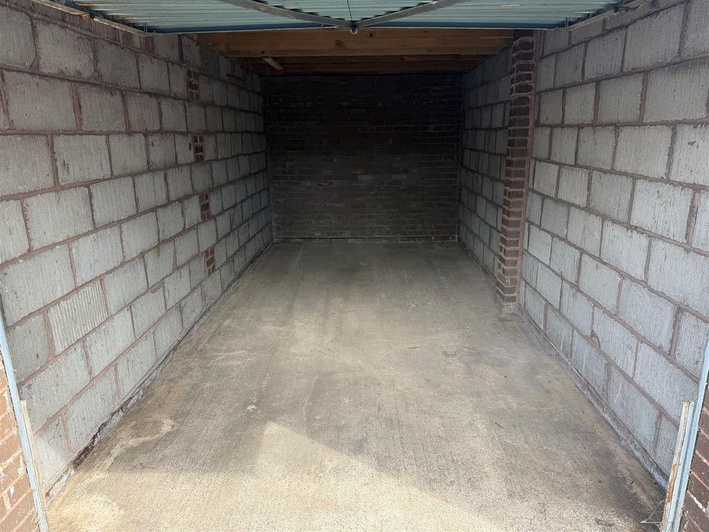 Property photo 2 of 3 Garage Southfields Road 2.Jpg