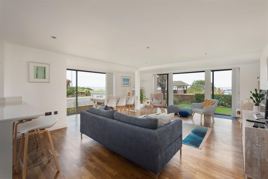 Property photo 1 of 17 Graystone Road, Tankerton, Whitstable