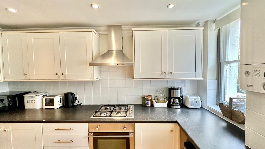 Property photo 2 of 28