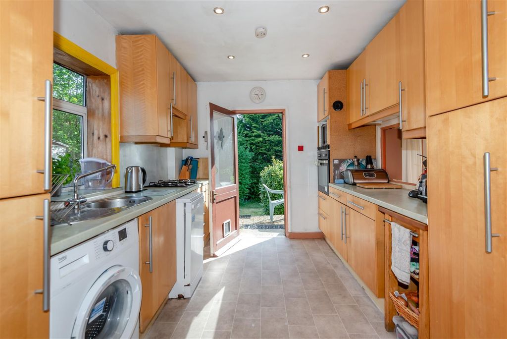 Property photo 3 of 11 8646548-Interior07.Jpg