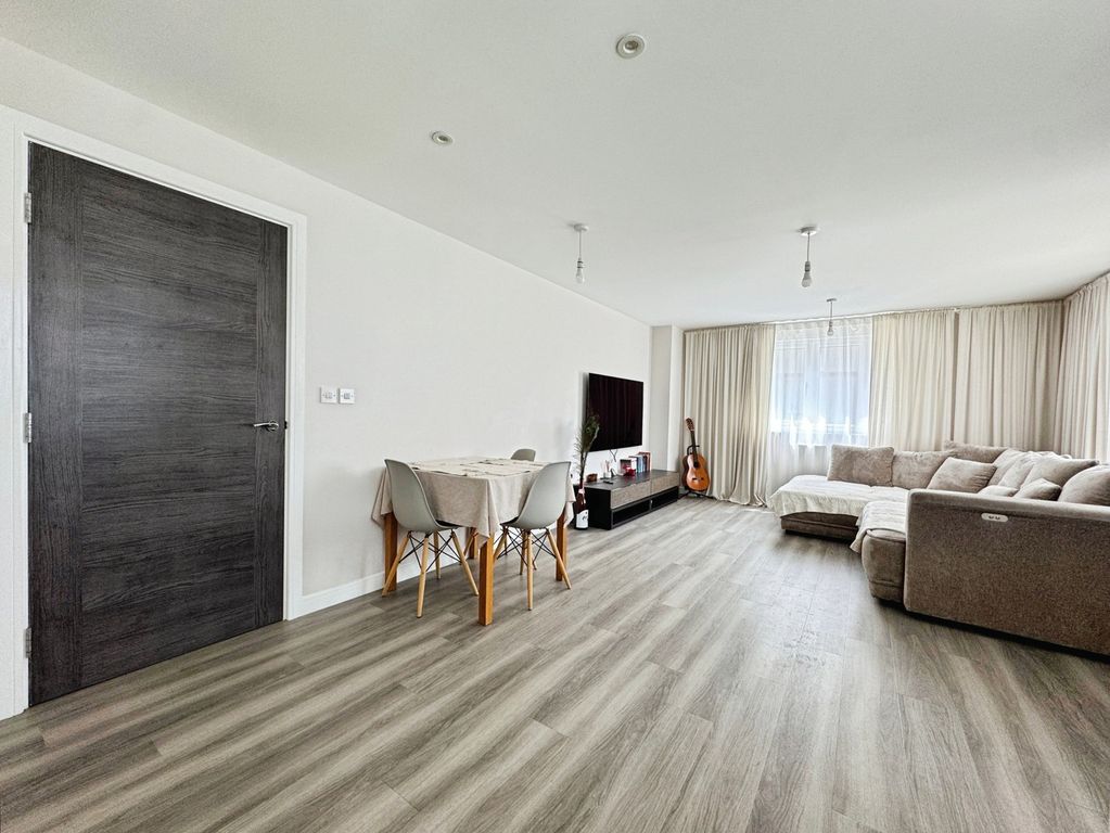 2 bed flat for saleEllwood Fields, Binfield, Bracknell RG42 photo 4