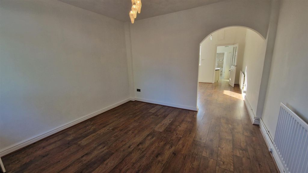 Property photo 3 of 19 Lounge