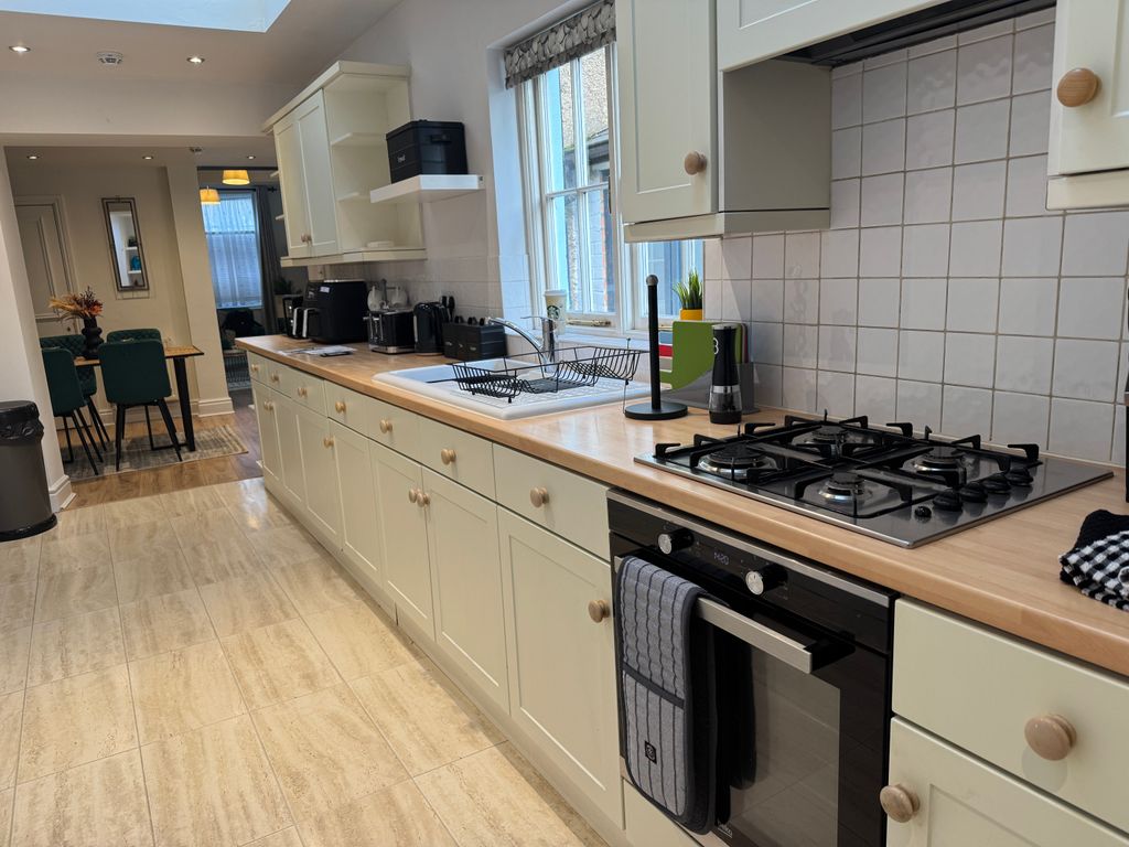 Property photo 3 of 8 Kitchen