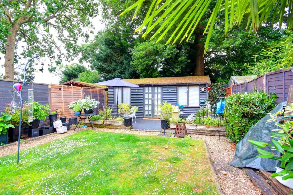 Property photo 3 of 18 Garden 2