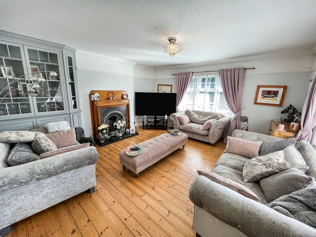 Property photo 3 of 21 Lounge