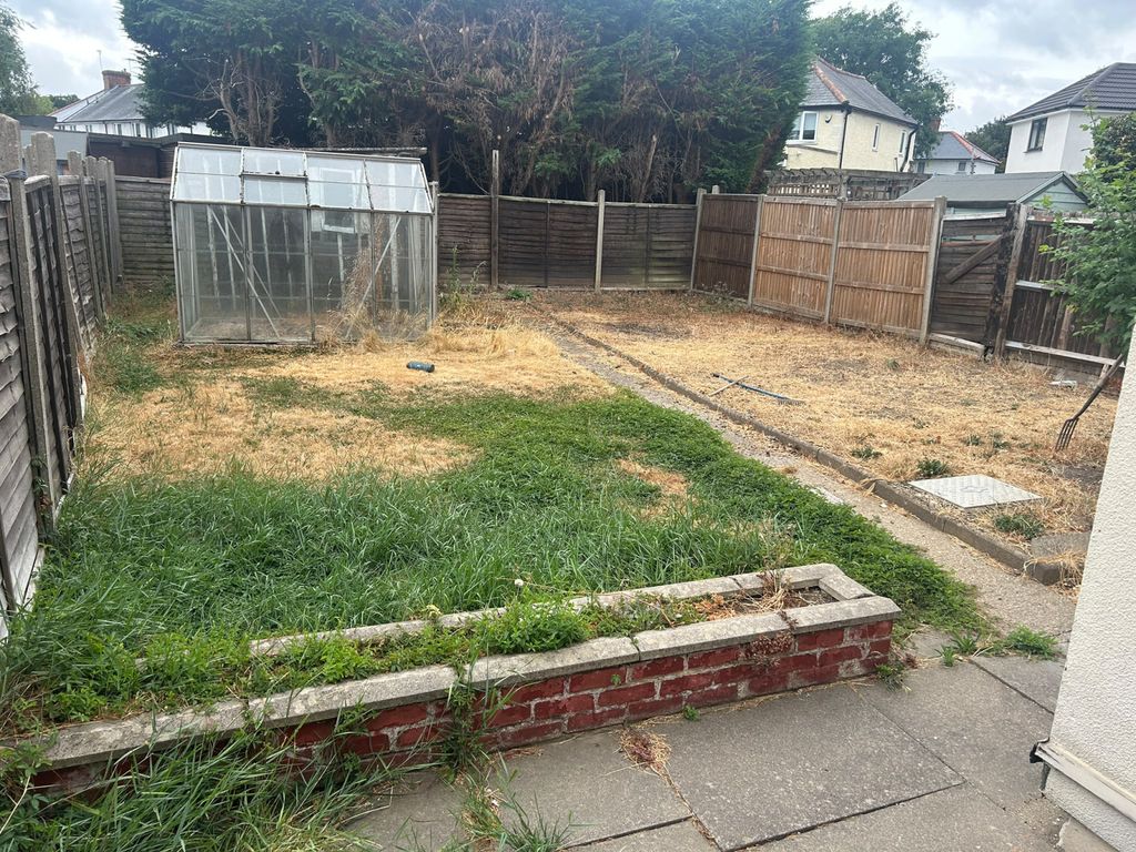 Property photo 1 of 15 Spacious 2-Bedroom Home With Massive Private Garden – Central Avenue, En1