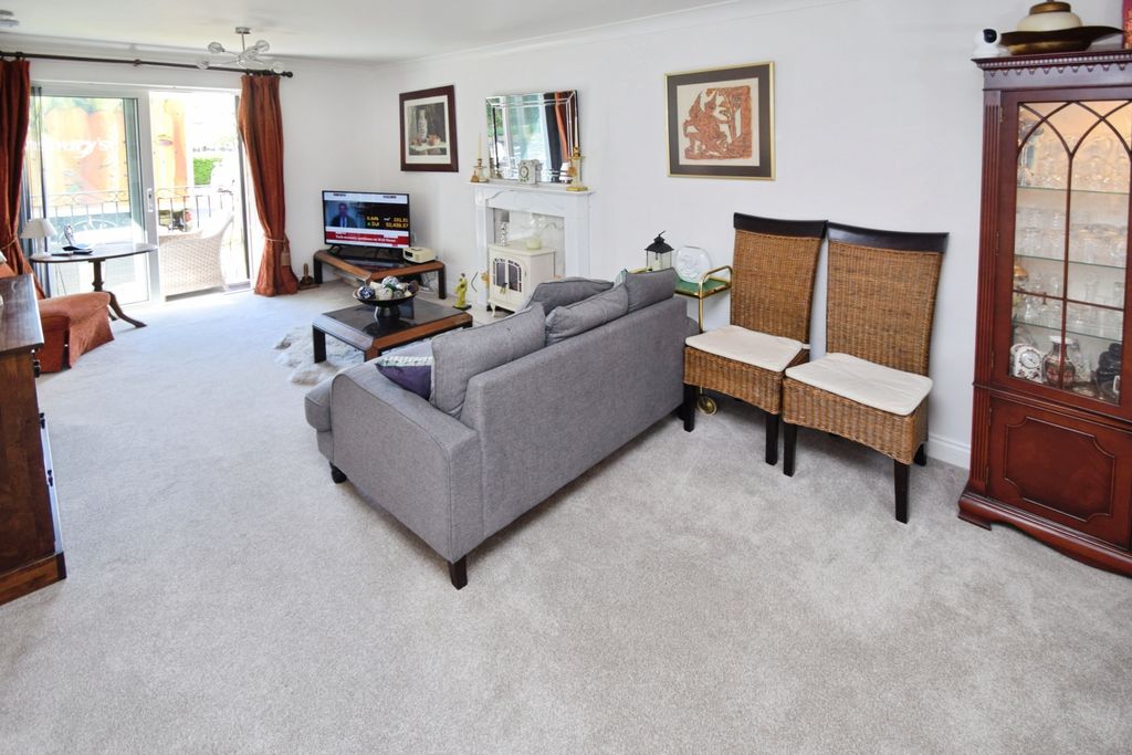 Property photo 3 of 13 21A6c404-Lounge