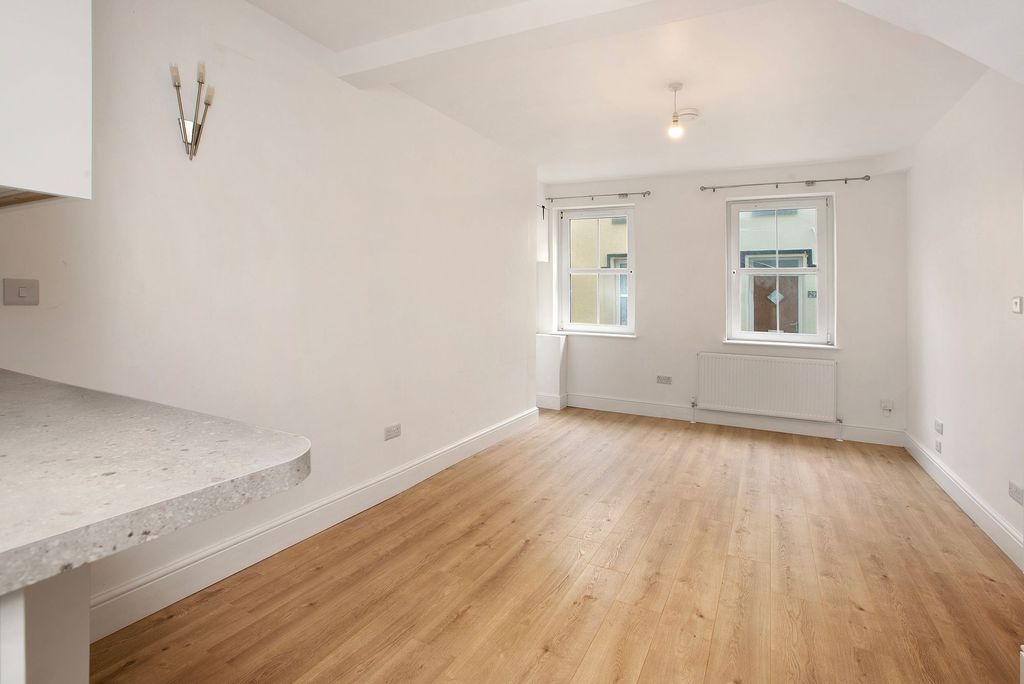 Property photo 2 of 13 Lounge