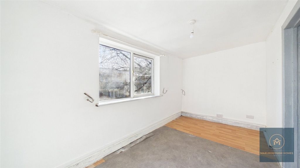 Property photo 2 of 9 Hackney E9