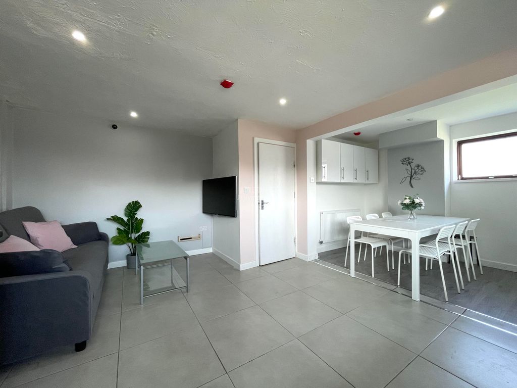 Property photo 1 of 28
