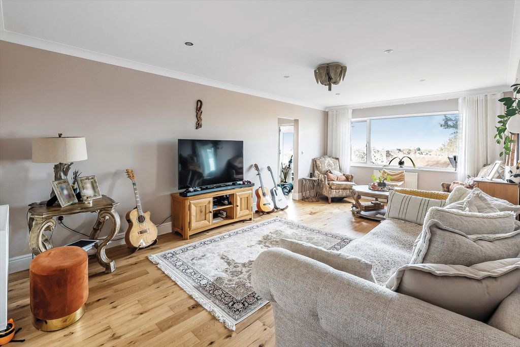 Property photo 3 of 18 Image