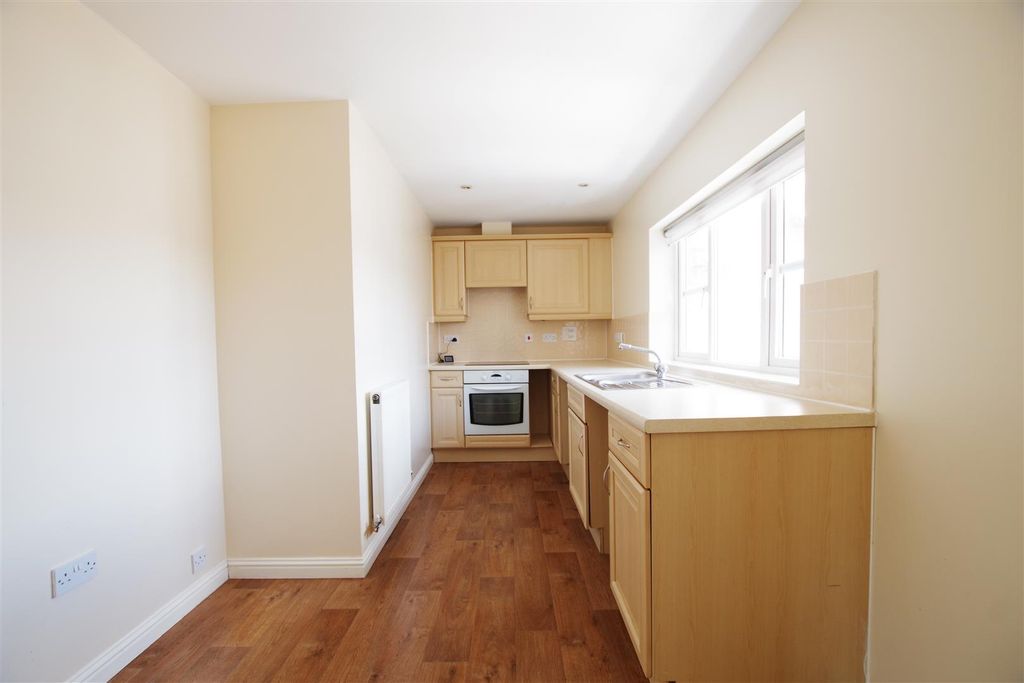Property photo 3 of 8 Kitchen