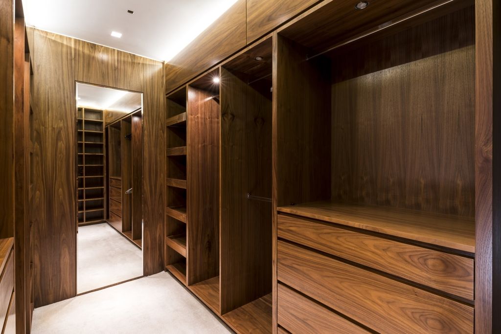 Property photo 3 of 22 Wardrobe