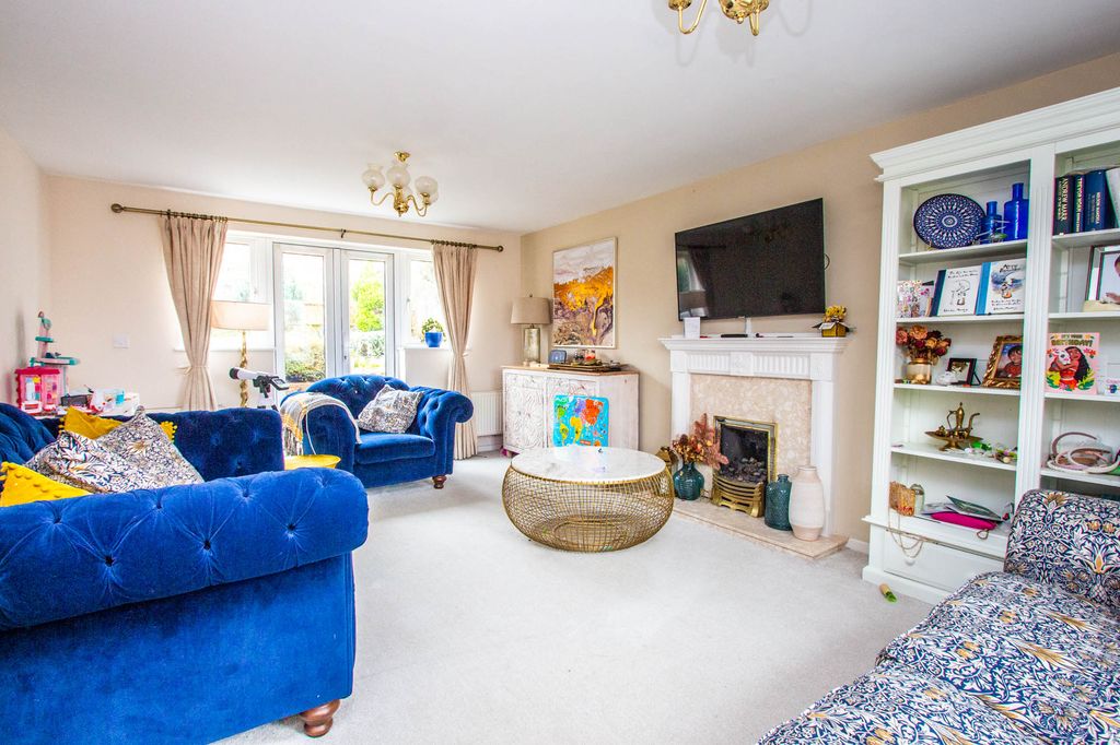 Property photo 3 of 16 Lounge