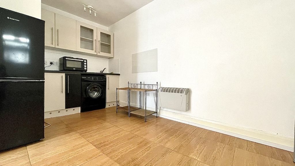 Property photo 1 of 3 Bedsit Studio Flat To Rent