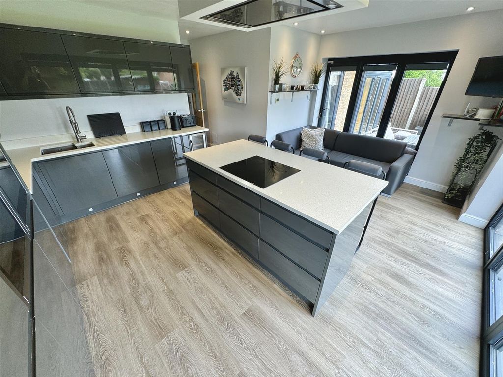 Property photo 3 of 15 Kitchen / Dining Room