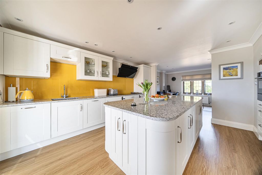 Property photo 2 of 29 1437372-15-69ce9c32A3A5E.Jpg