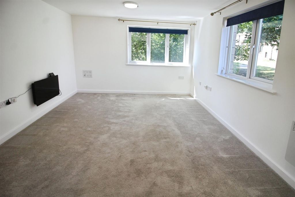 Property photo 3 of 11 Lounge