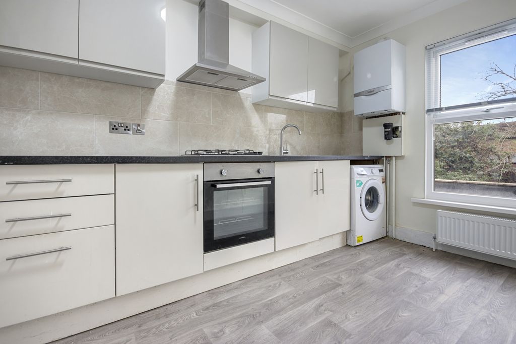 Property photo 1 of 11 3 Bedroom Split Level Flat