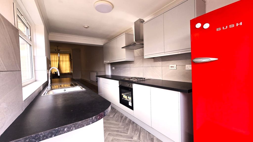 Property photo 1 of 8 Three Bedroom House