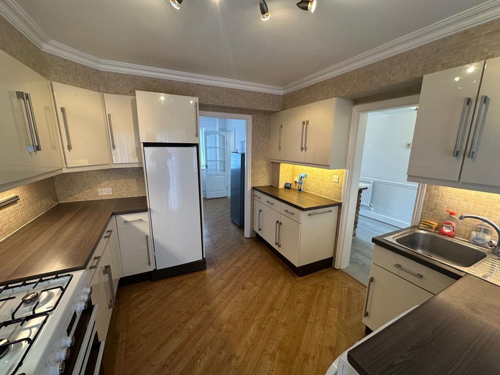 Property photo 3 of 19 Photo 6