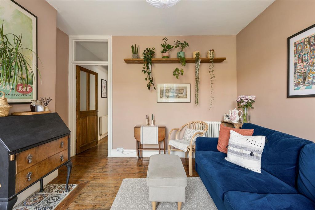 Property photo 3 of 27 Mersey Road, E17