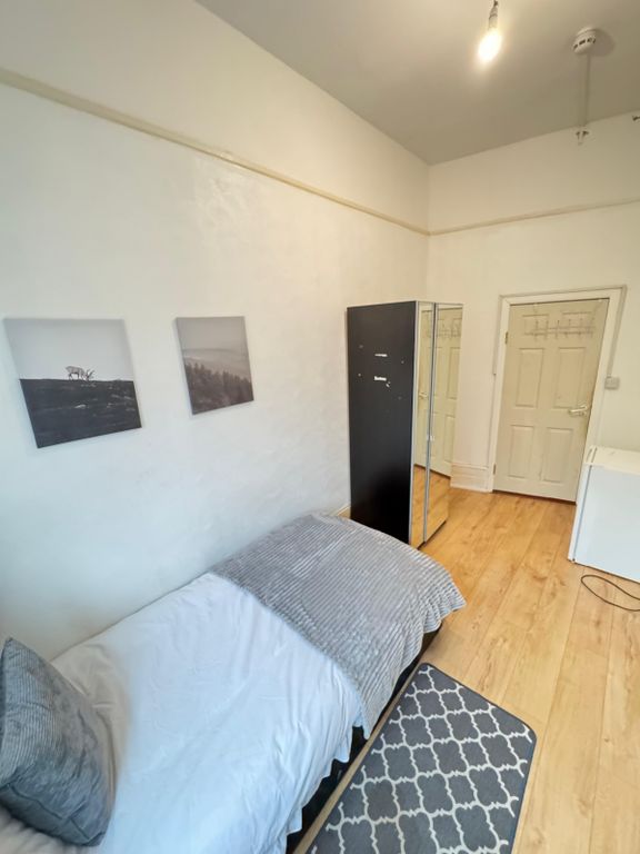 Property photo 1 of 2 Room