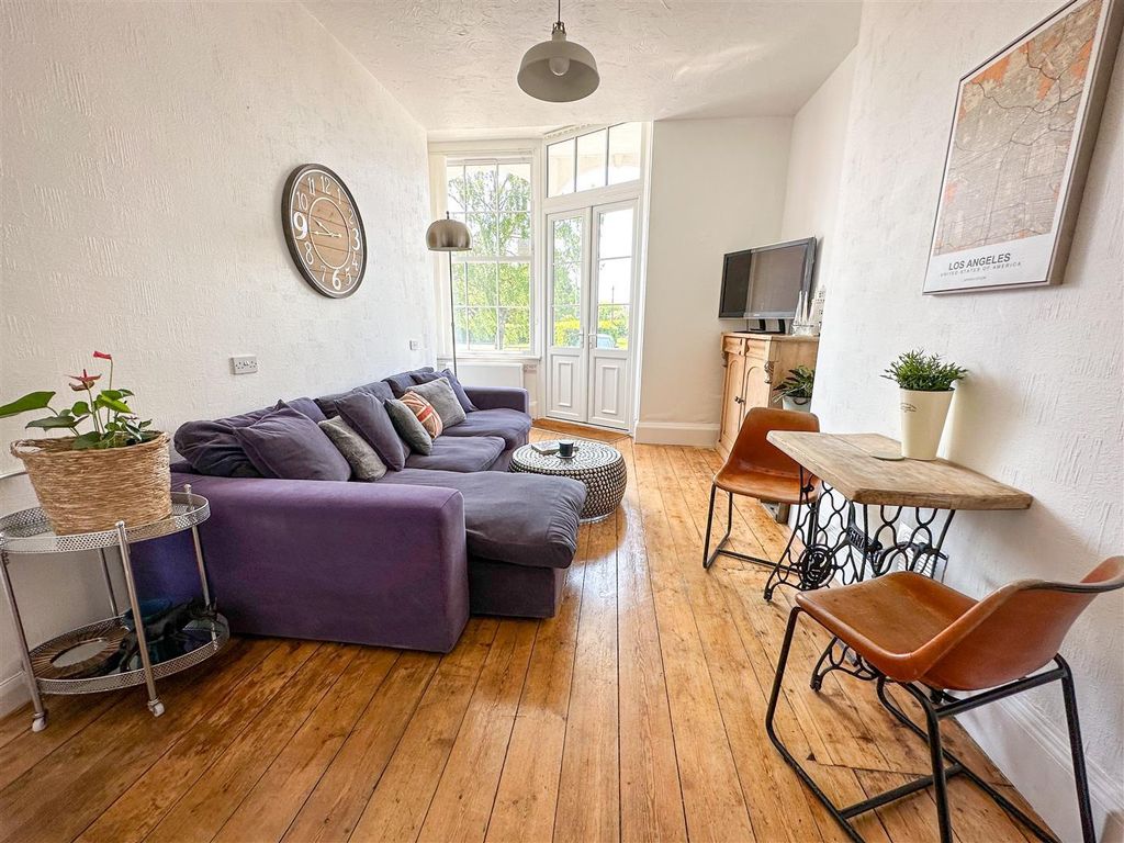 Property photo 2 of 12 Lounge/Kitchenette