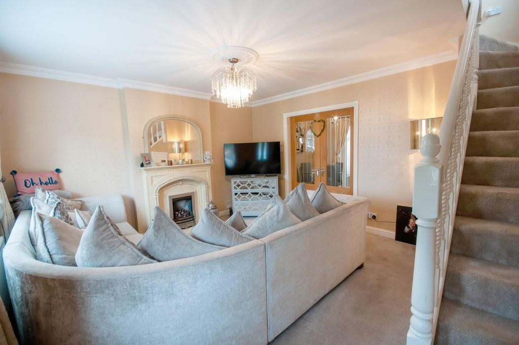 Property photo 2 of 18 Lounge