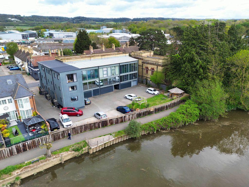 Property photo 2 of 31