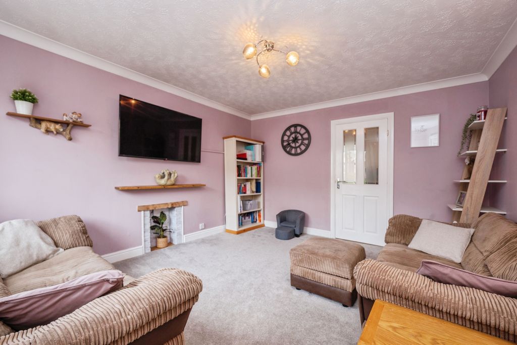 Property photo 3 of 19 Lounge