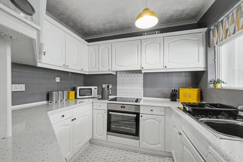 Property photo 2 of 31