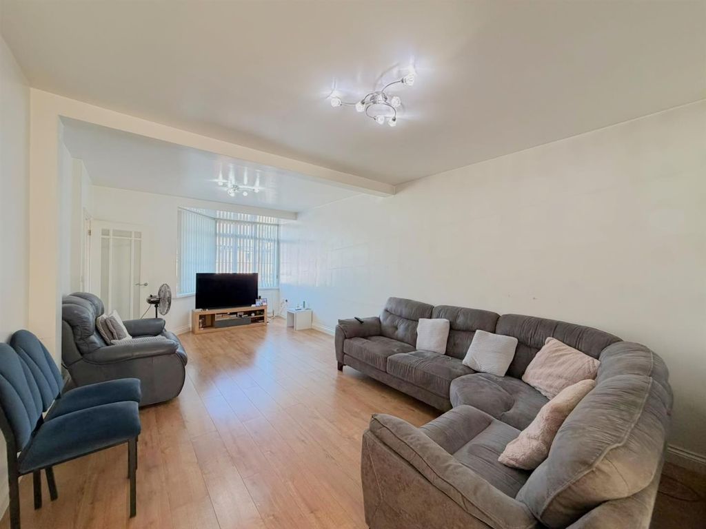 Property photo 2 of 13 Lounge