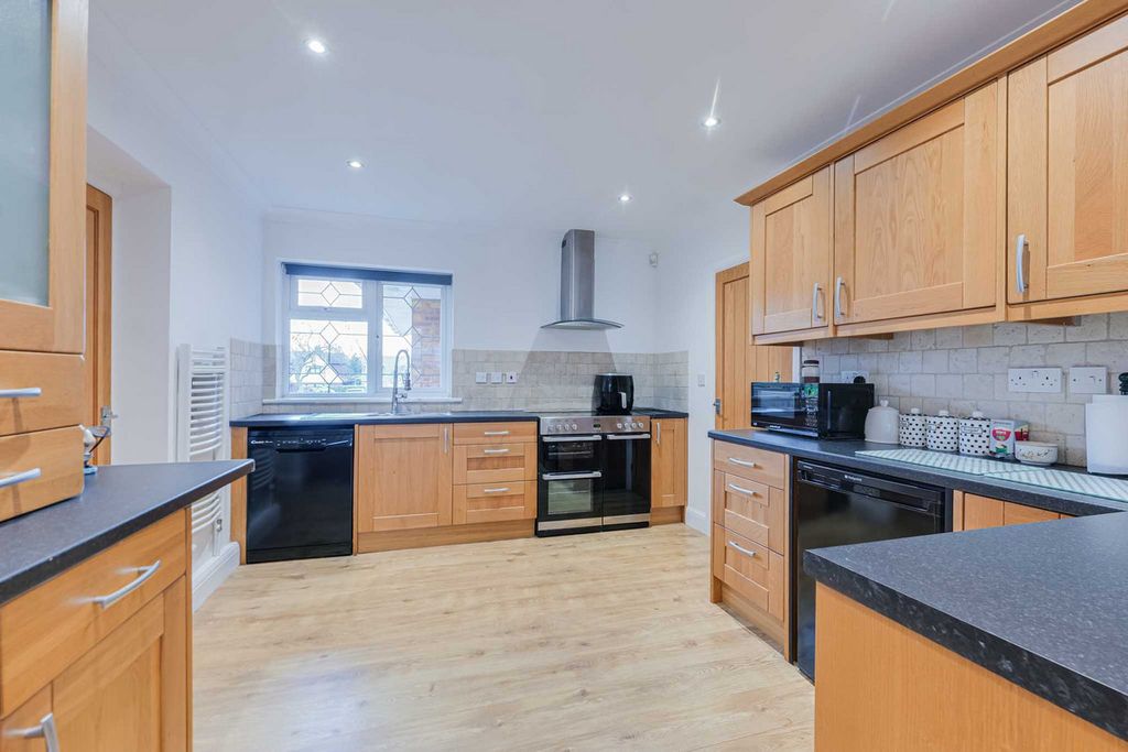 Property photo 3 of 32