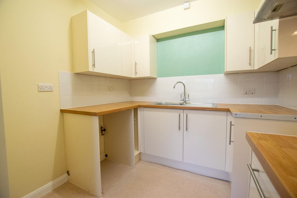 Property photo 3 of 11 Kitchen