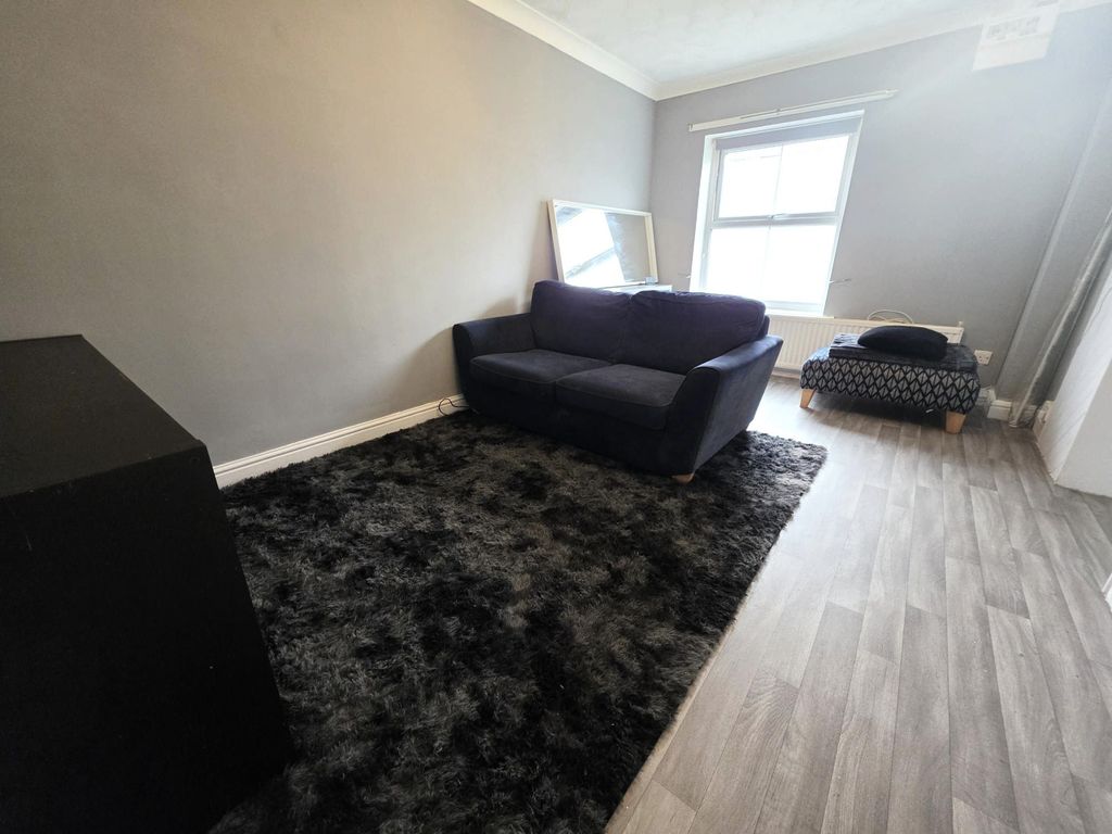 Property photo 2 of 16 Lounge