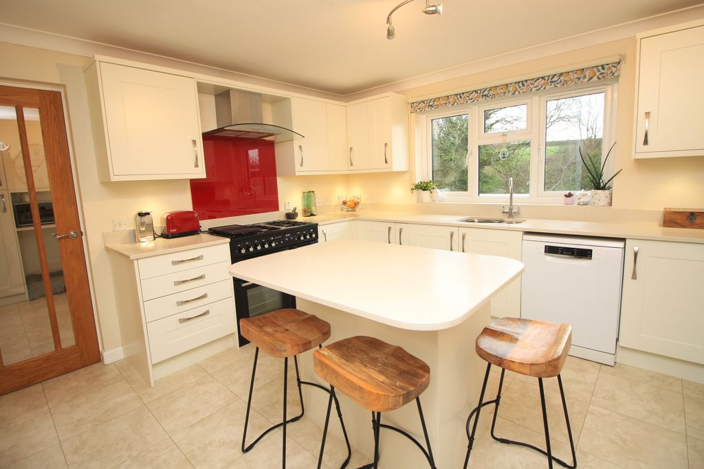 Property photo 2 of 25 Kitchen