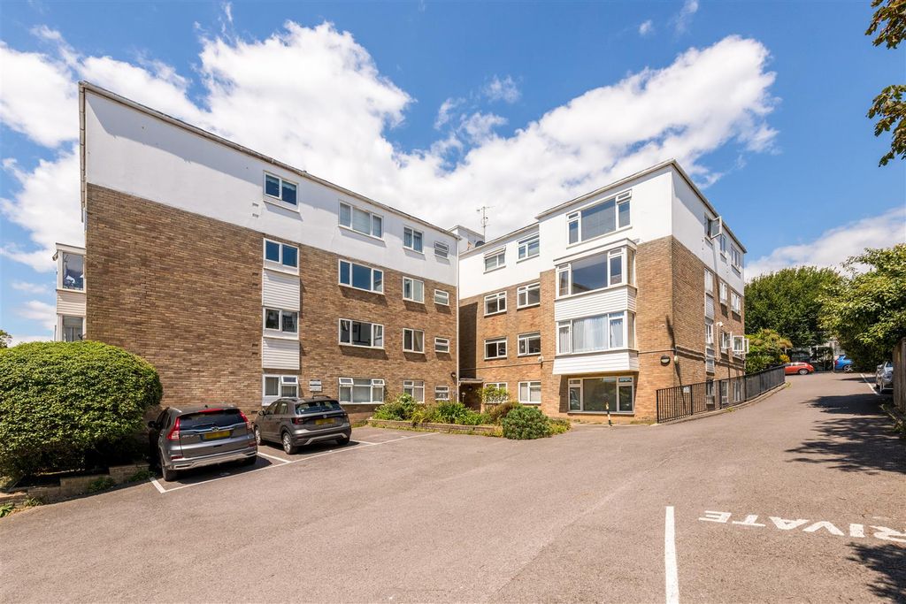Property photo 1 of 17 21 Heather Court-13.Jpg