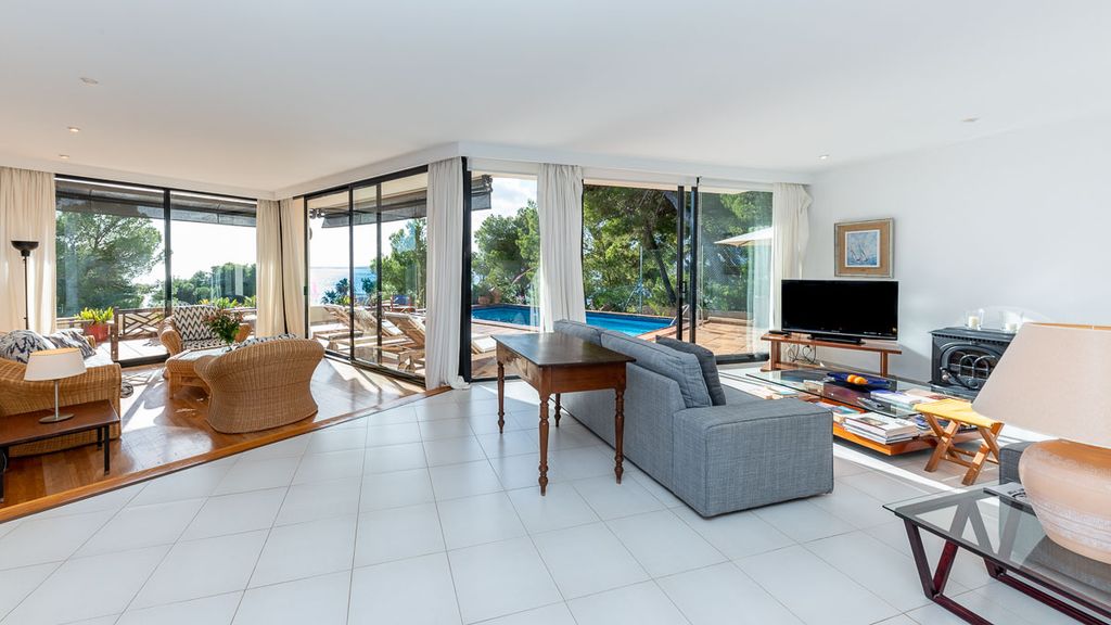 Property photo 3 of 27 78147 003 Livingroom.Jpg