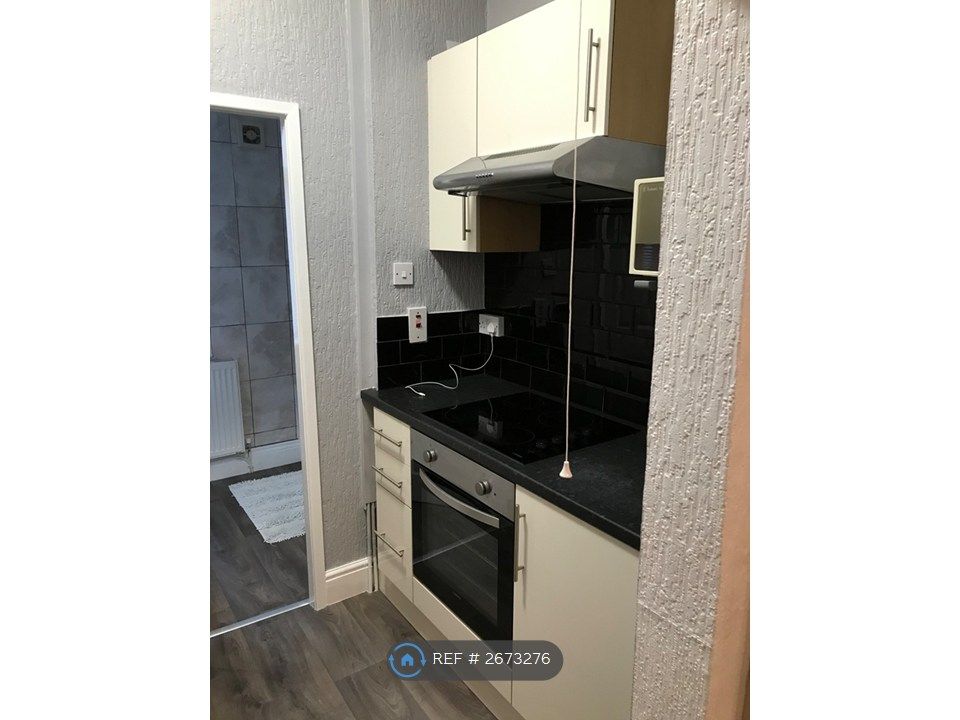 Property photo 3 of 12 Kitchen