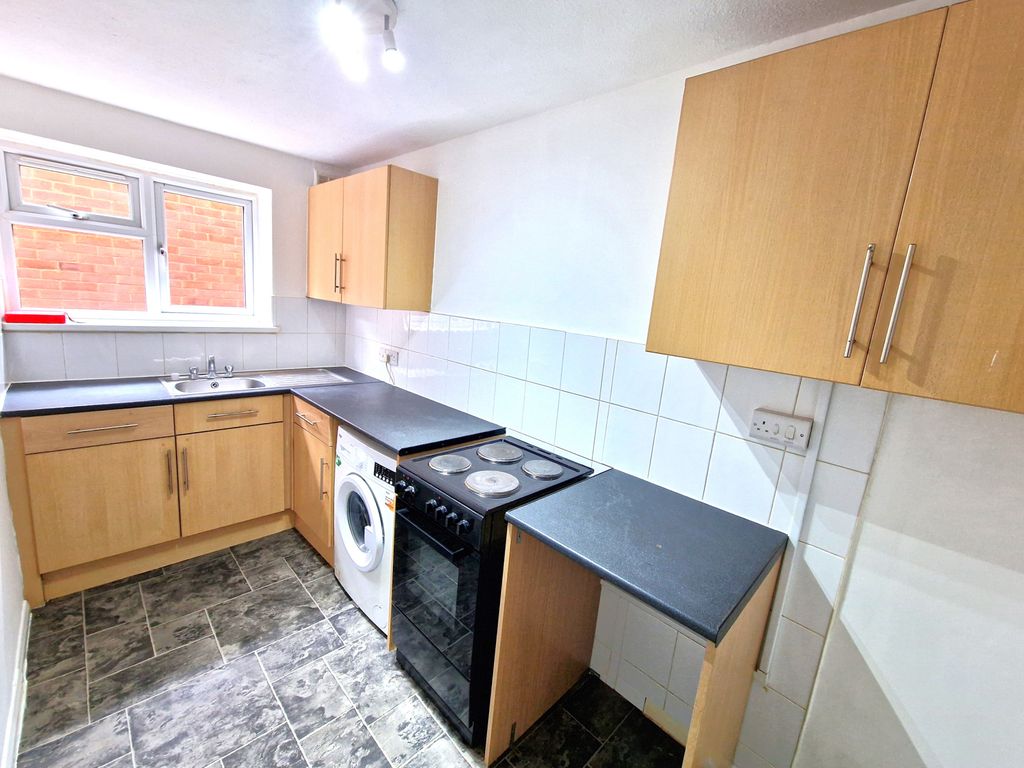 Property photo 3 of 11 Kitchen