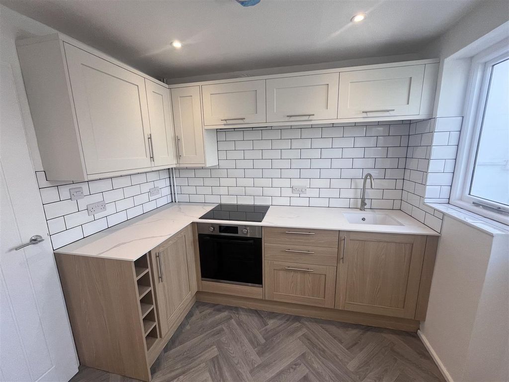 Property photo 2 of 12 Kitchen