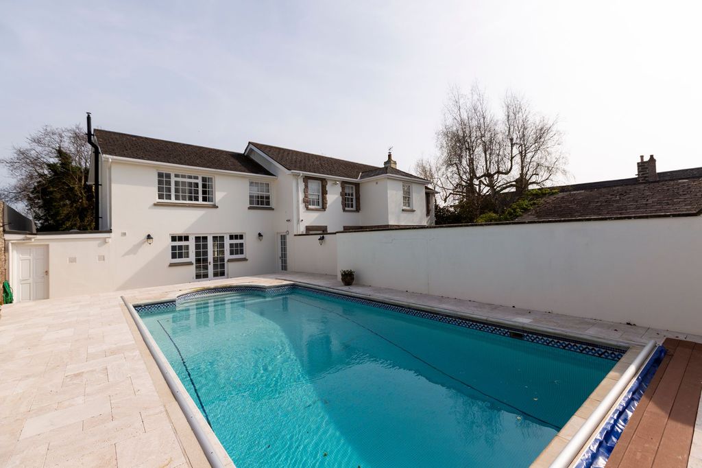 Property photo 2 of 46