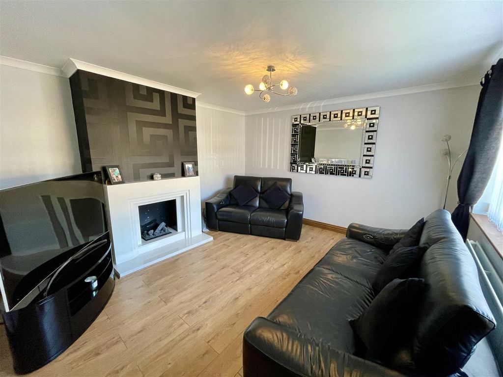 Property photo 2 of 16 Lounge