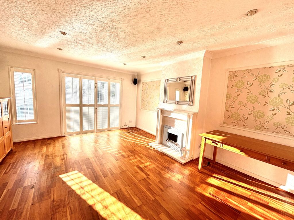 Property photo 3 of 10 Lounge