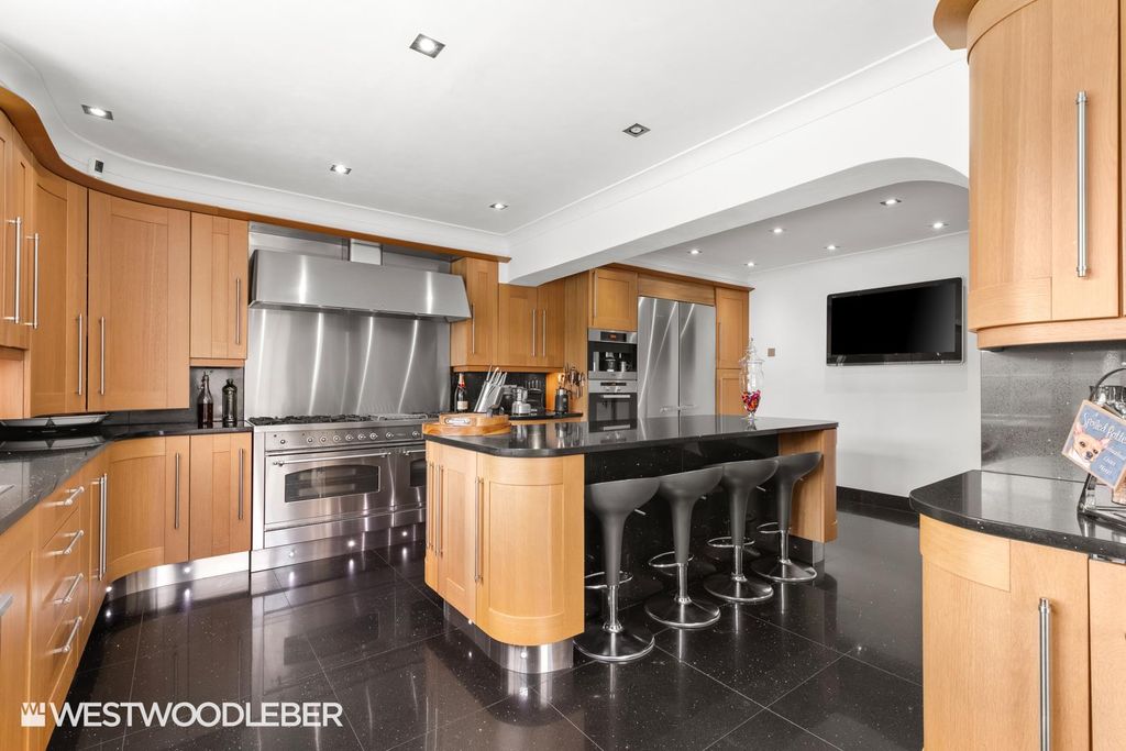 Property photo 3 of 51 Stansteadroad_21.Jpg