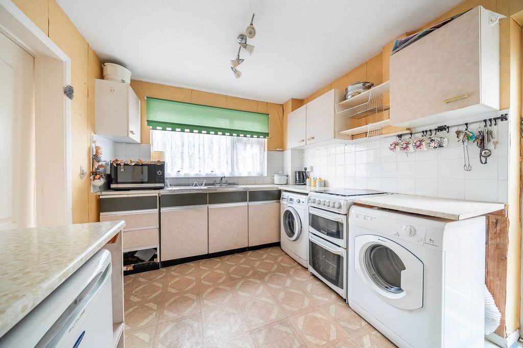 Property photo 3 of 17 Kitchen
