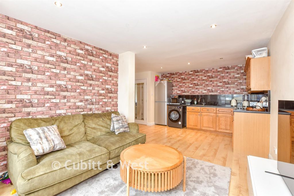 Property photo 2 of 8 Lounge/Kitchen