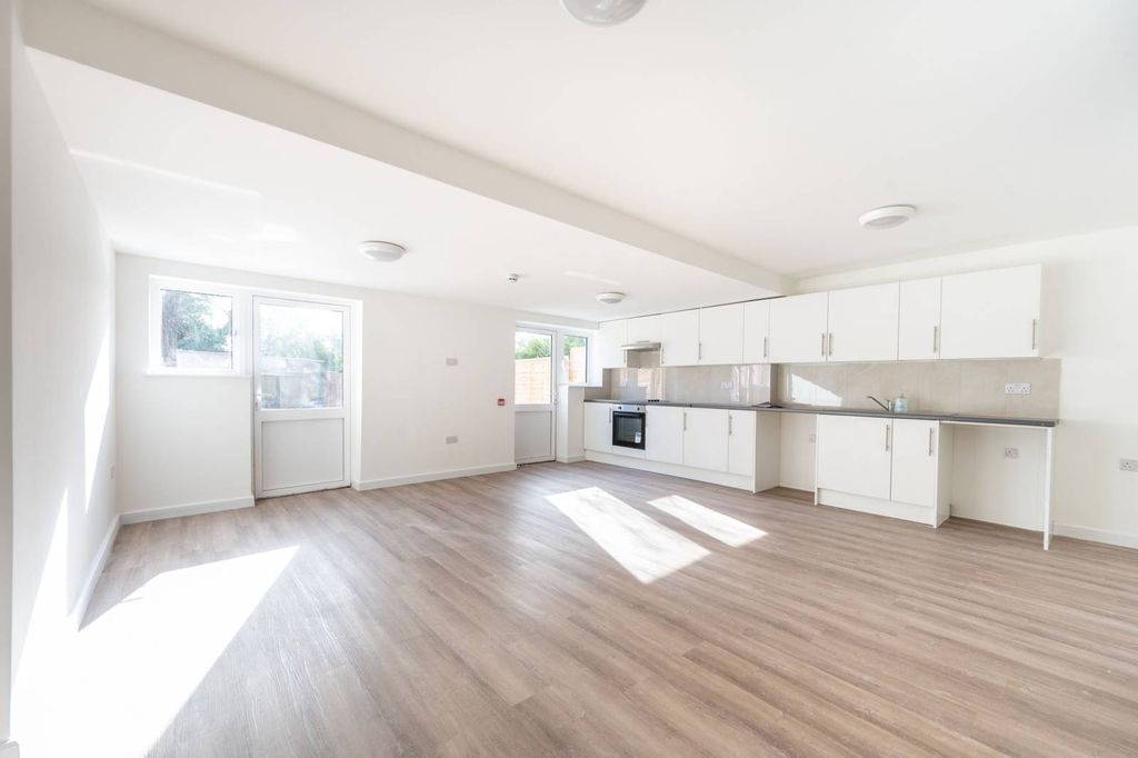 Property photo 2 of 24