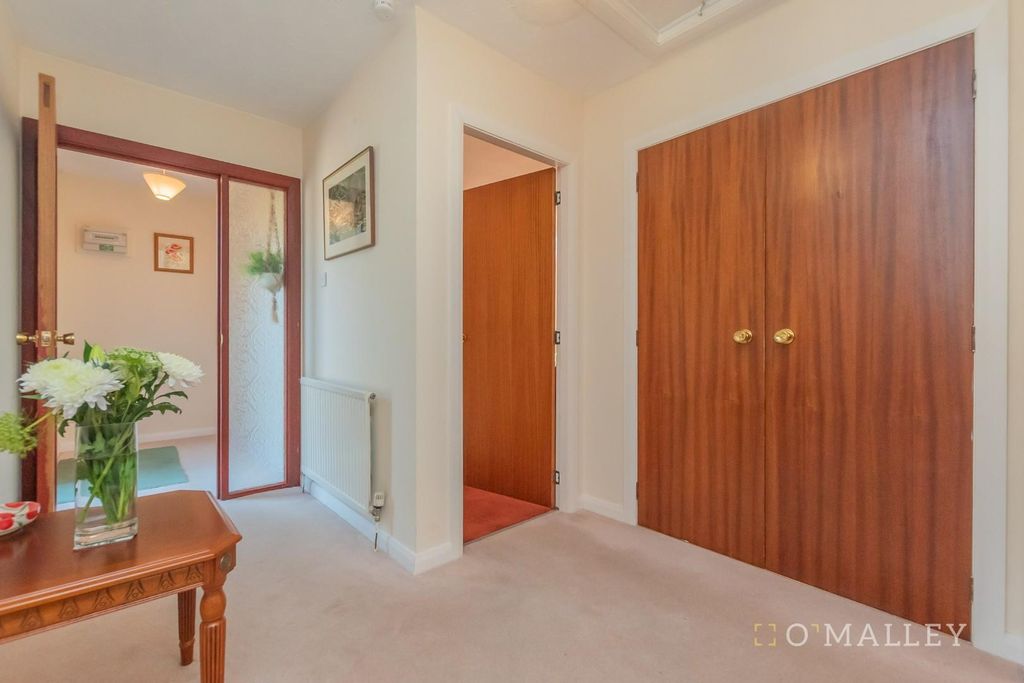 Property photo 2 of 18 Hallway